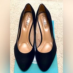 Abella black fabric pump, size 7.5